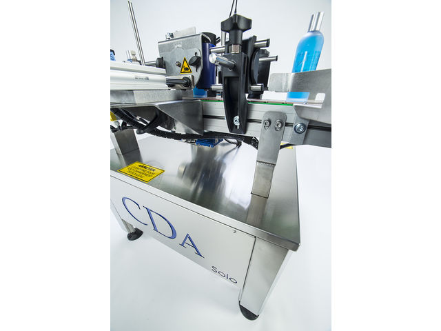 Automatische Etikettiermaschine für zylinderförmige und konische Produkte - Modell Solo - produit présenté par CDA Remplisseuses &amp; Étiqueteuses