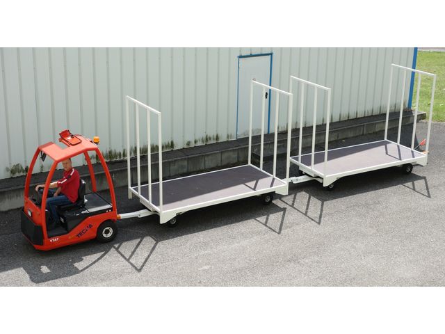 Zug mit umkehrbaren Industrieanhänger