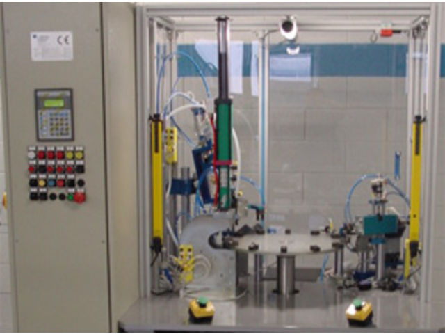 Elektromechanische Industrie: Sondermaschine mit Drehtisch für Montage kleiner Klemme