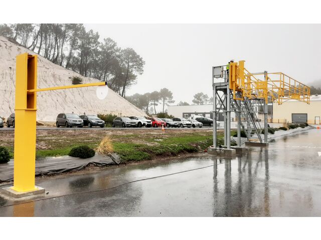 Klapptreppe mit Zugangsinsel und Hebeschranke für Tankfahrzeugoberfläche | AC2M