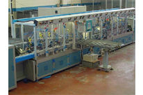 Automobilindustrie: Linearmaschine für Montage Verteiler Sicherungshalter