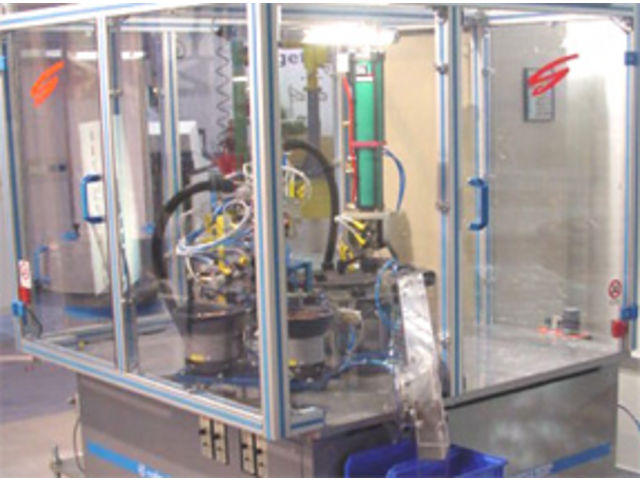 Elektromechanische Industrie: Sondermaschine mit Drehtisch für die Kontaktenmontage