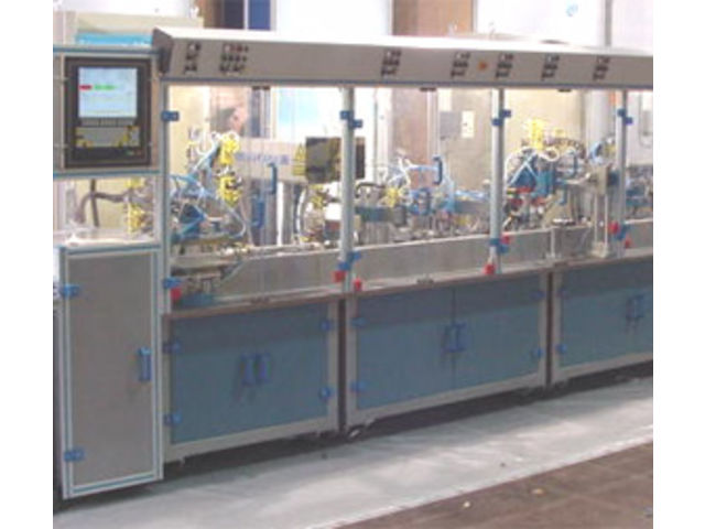 Elektromechanische Industrie: Linearmaschine für die Montage der Steuerungen