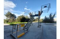 Umschlagplattform mit Klapptreppe und Sicherheitskäfig